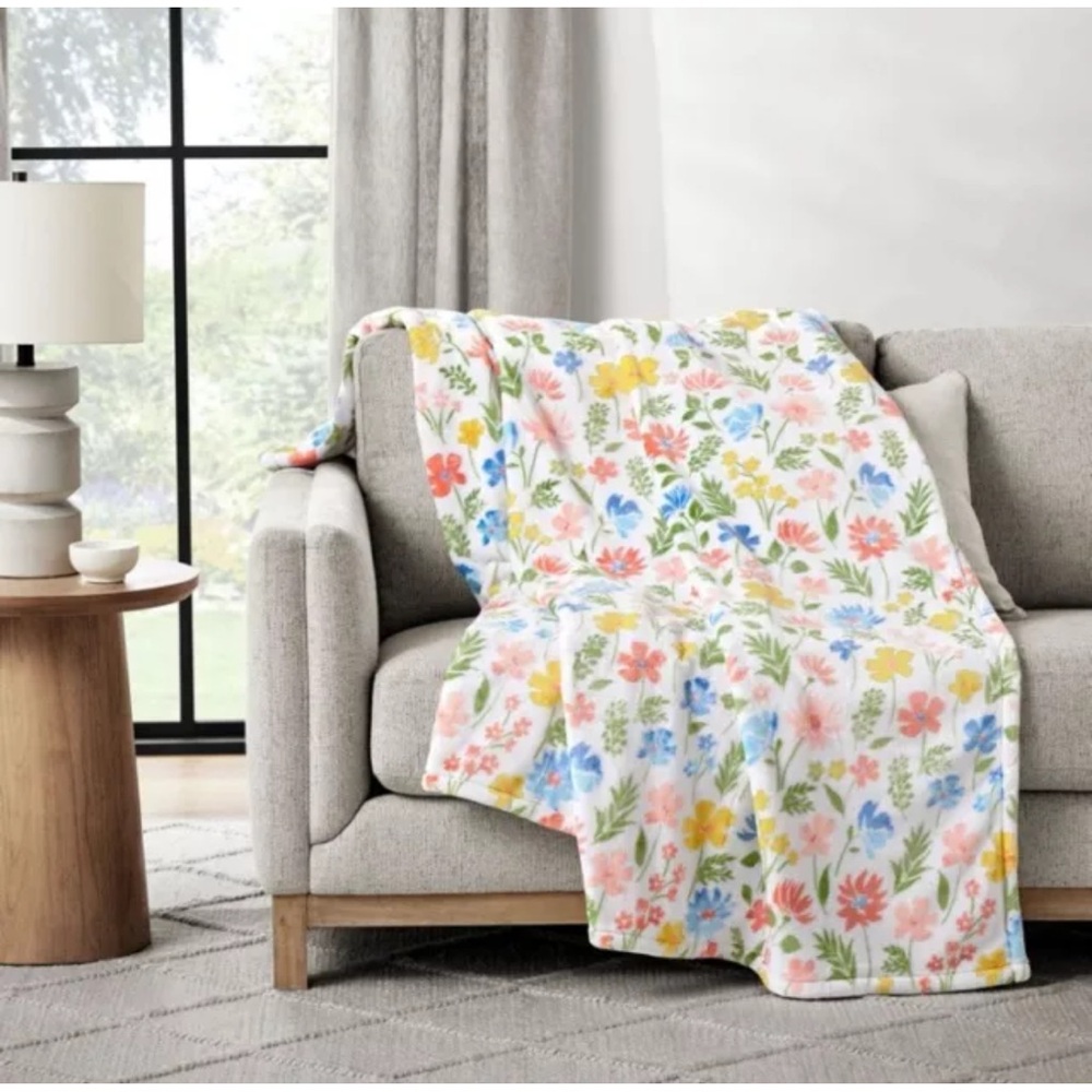 Member's Mark Lounge Throw Blanket Spring Meadow Floral 60" x 70"